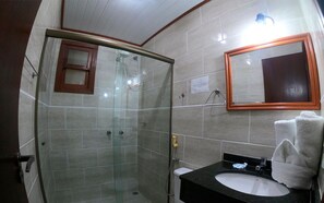 Standard Twin Room, 1 Double Bed, Pool View (Com Ar-Condicionado) | Bathroom - Pousada Larissa (Paraty)