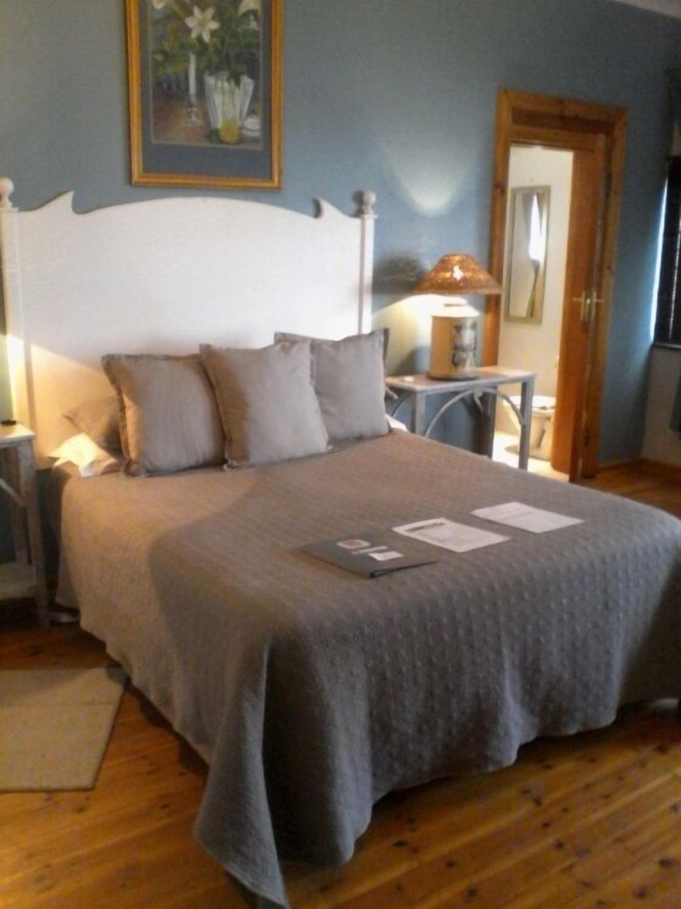 Egyptian cotton sheets, premium bedding, in-room safe, desk