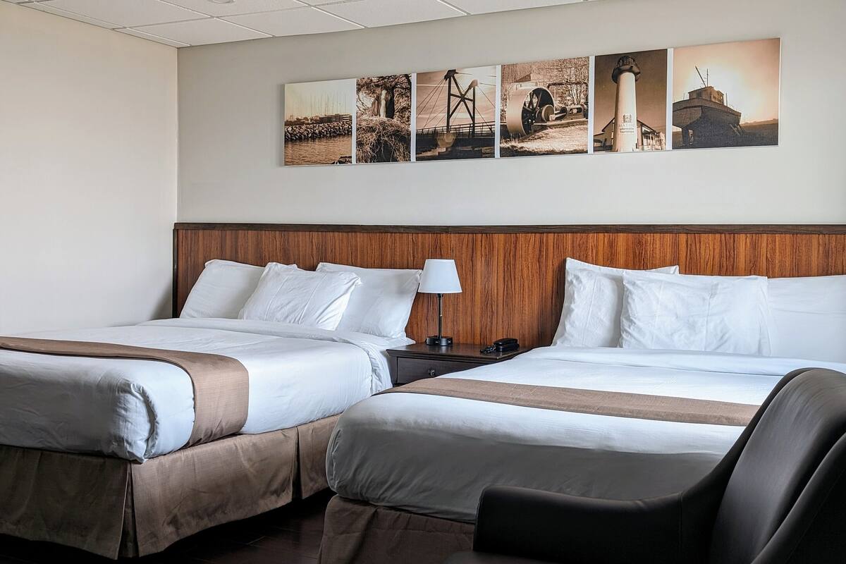 Tabla de planchar con plancha, wifi gratis y ropa de cama