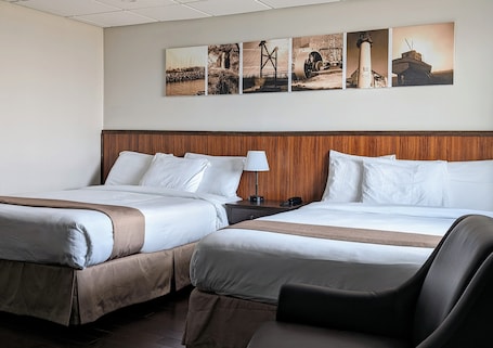 Tabla de planchar con plancha, wifi gratis y ropa de cama