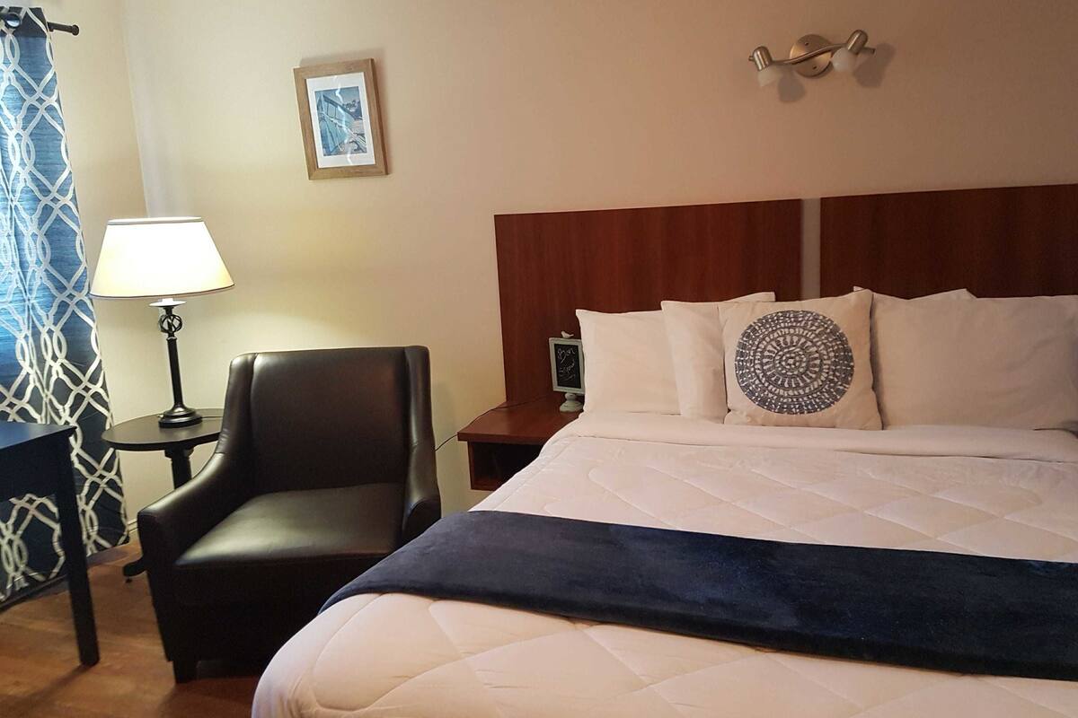 Tabla de planchar con plancha, wifi gratis y ropa de cama