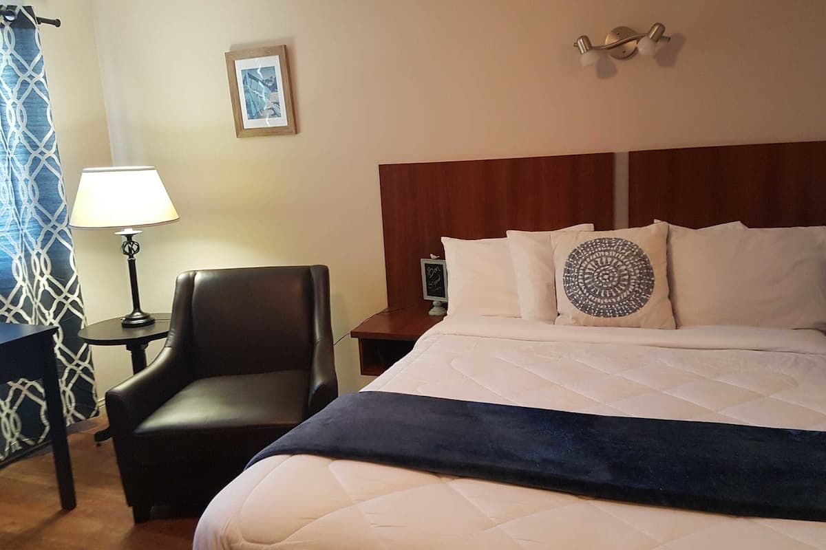 Standard Room, 1 Queen Bed | Iron/ironing board, free WiFi, bed sheets
