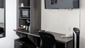 Standard Room, 1 Queen Bed | Iron/ironing board (on request), WiFi (free), bed sheets - Le Portage (Matane)