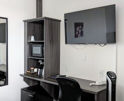 Tabla de planchar con plancha, wifi gratis y ropa de cama 