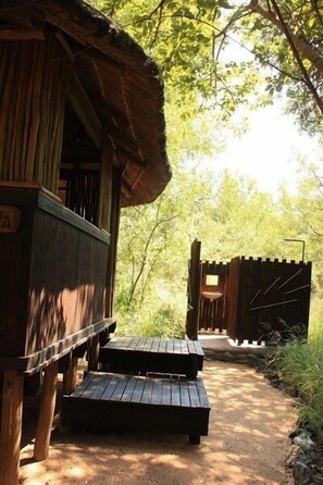 Bathtub, towels - Offbeat Safaris (Hoedspruit)