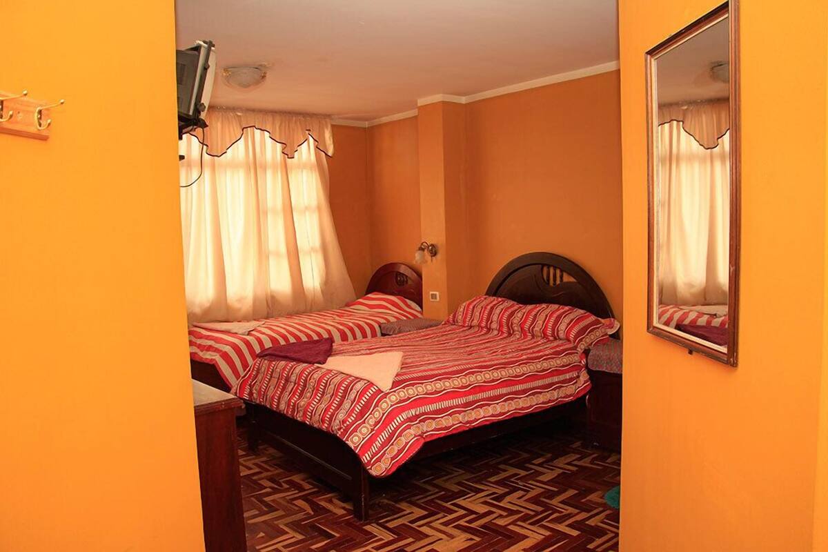 Quarto duplo, banheiro compartilhado | Berços grátis