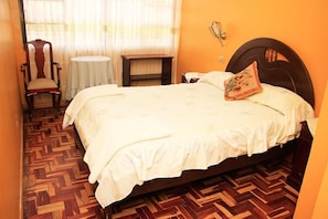 Quarto casal, 1 cama de casal, banheiro compartilhado | Berços grátis