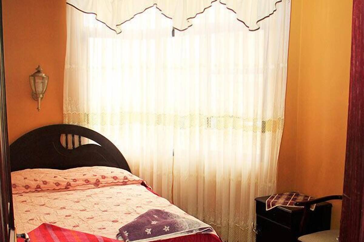 Quarto casal, 1 cama de casal, banheiro privativo | Berços grátis