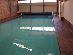 Kolam renang tertutup