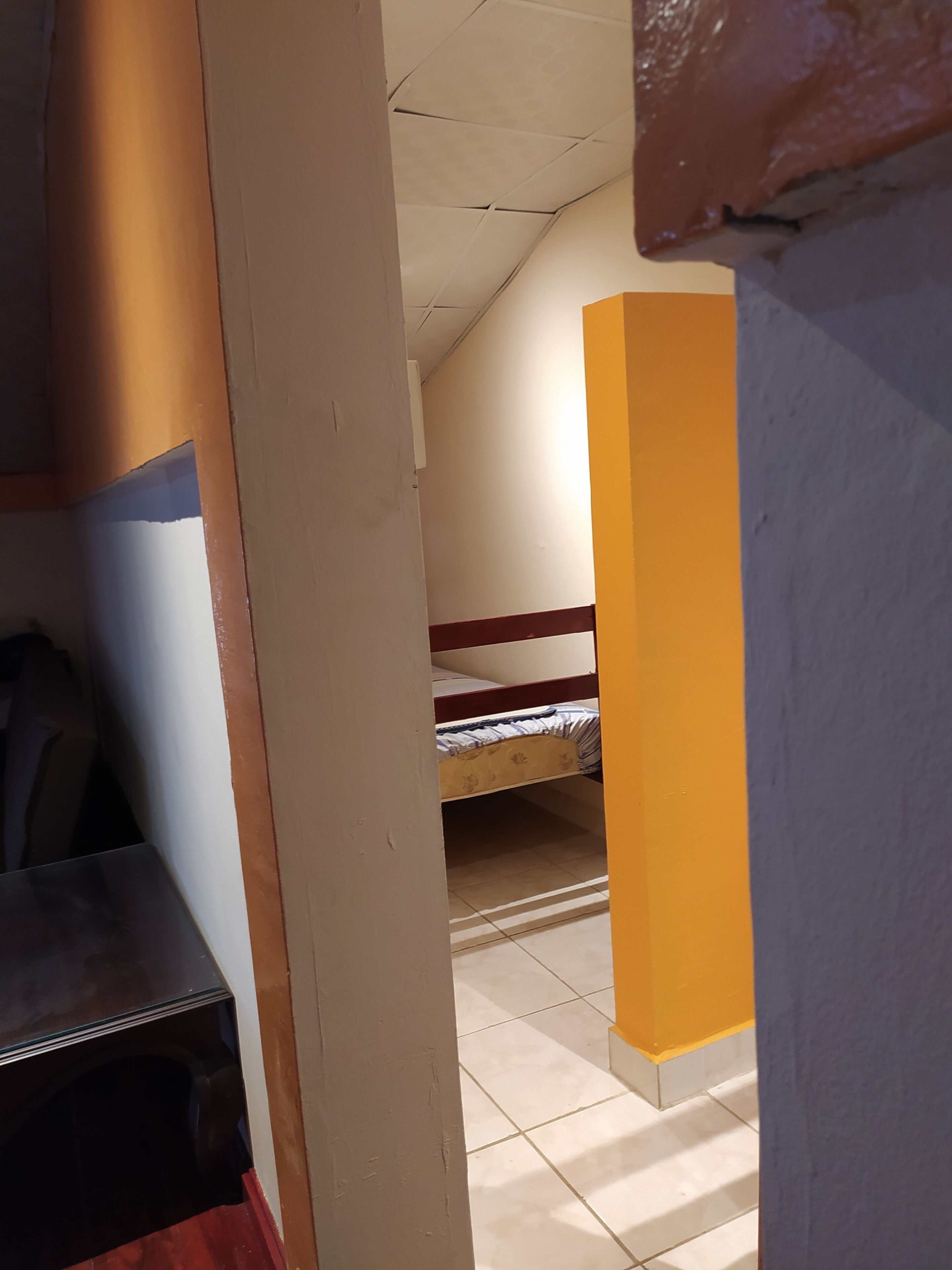 Une chambre avec un lit superposé, un bureau et une chaise.