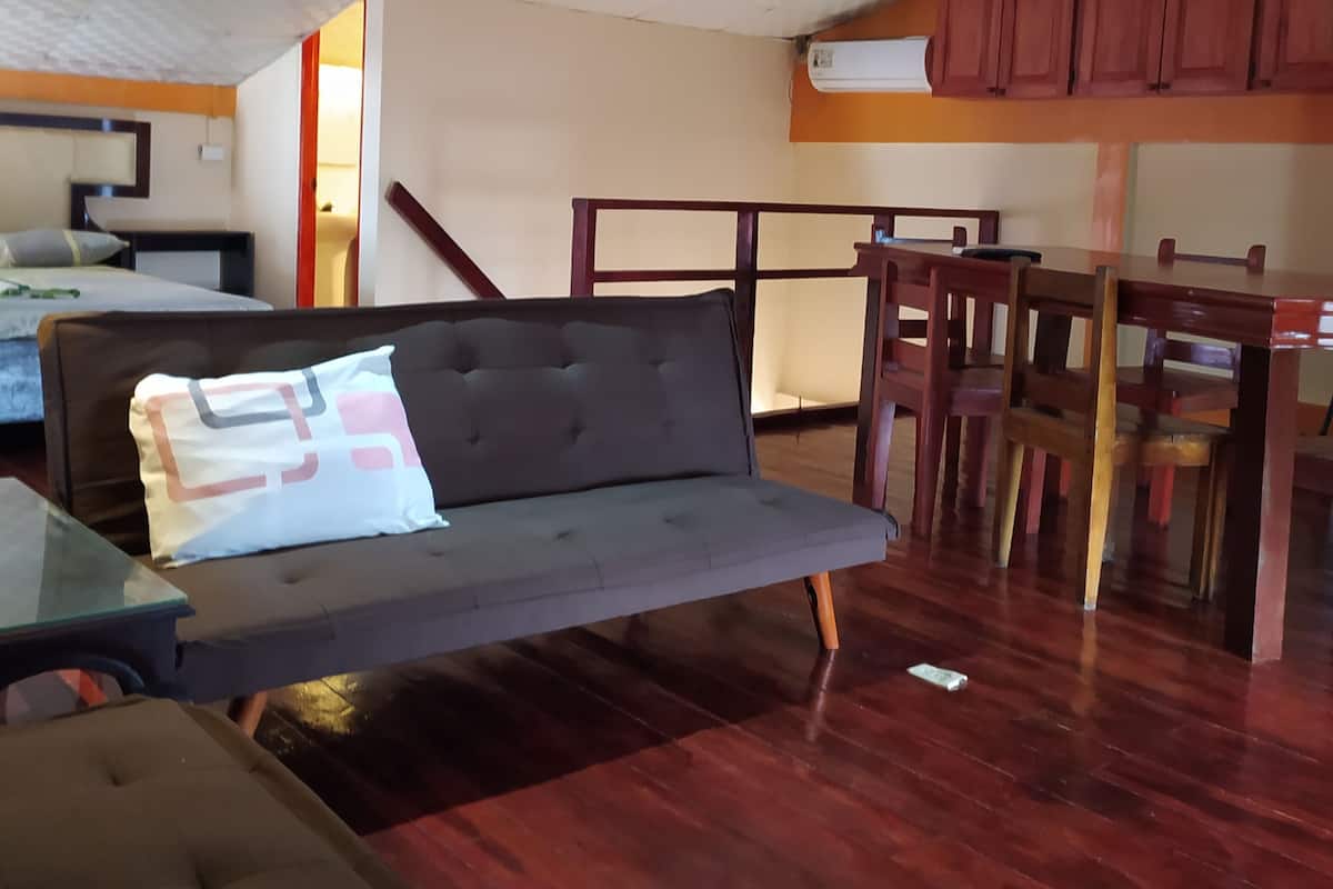 Departamento familiar, vista al jardín, torre | Área de sala de estar | Televisión LCD de 32 pulgadas con canales digitales y televisión