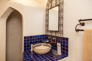 Family Apartment | Bathroom | Free toiletries, towels, soap, shampoo - 3@Marion Guesthouse (Pretoria)