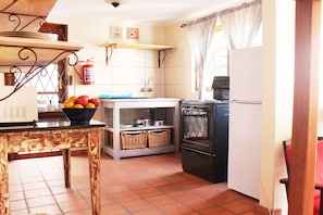 Basic Room, 1 Double Bed | Private kitchen | Coffee/tea maker, electric kettle, toaster, cookware/dishes/utensils