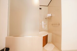 Rom – deluxe | Bad | Dusj, toalettartikler (inkludert) og håndklær