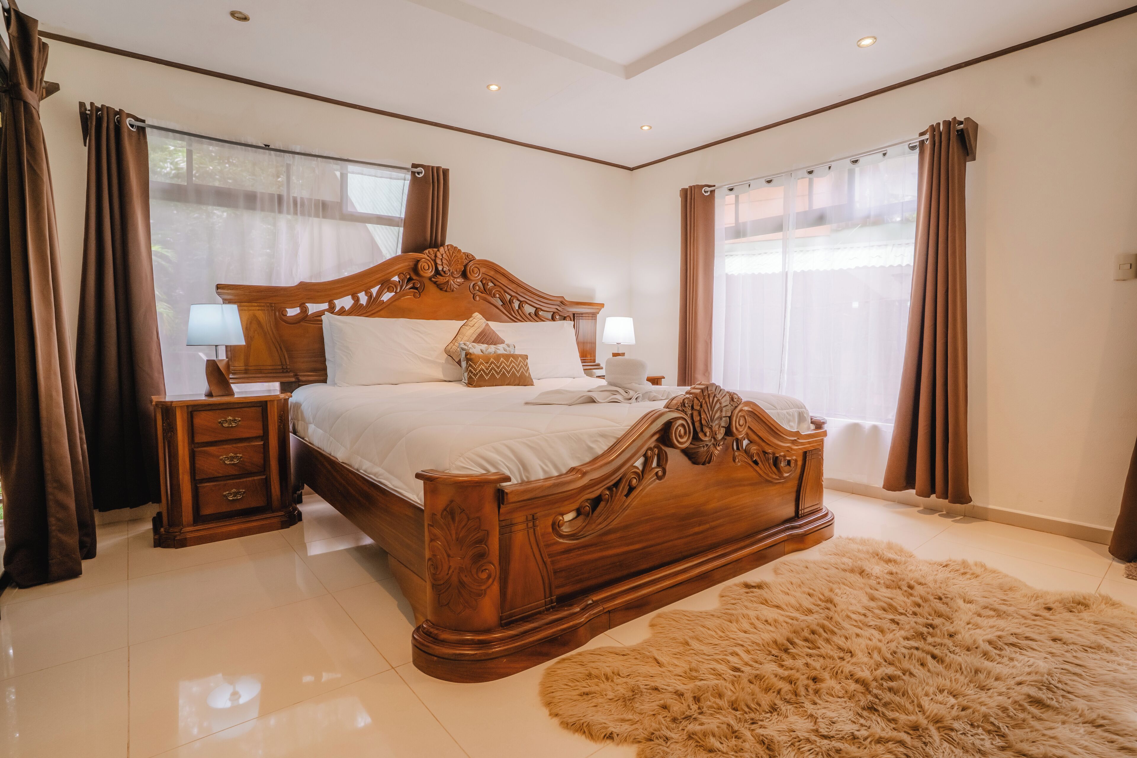 Quarto luxo | Quartos à prova de som, ferros/tábuas de passar roupa, Wi-Fi de cortesia