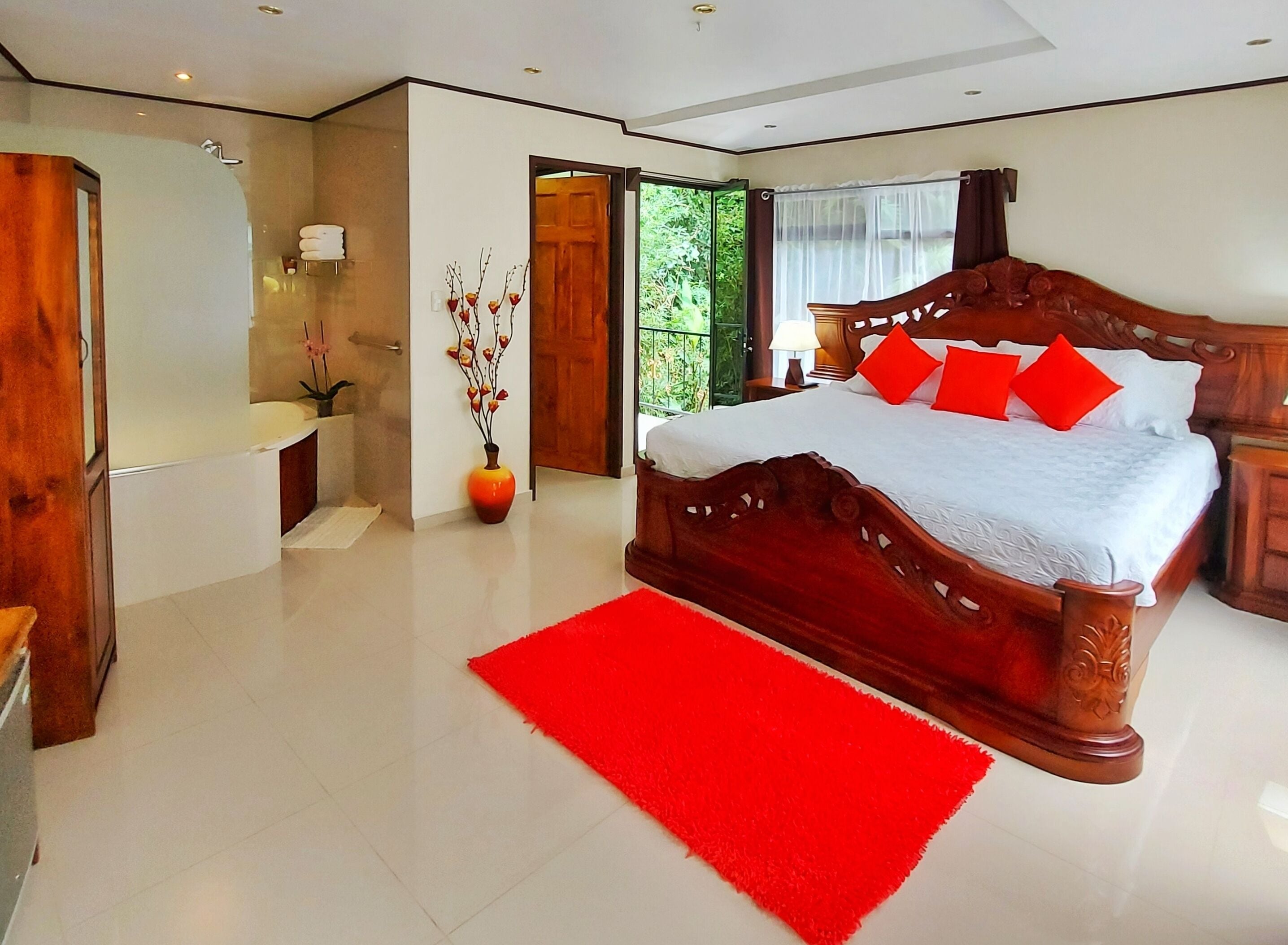 deluxe room | 1 bedroom, in-room safe, soundproofing, iron/ironing board