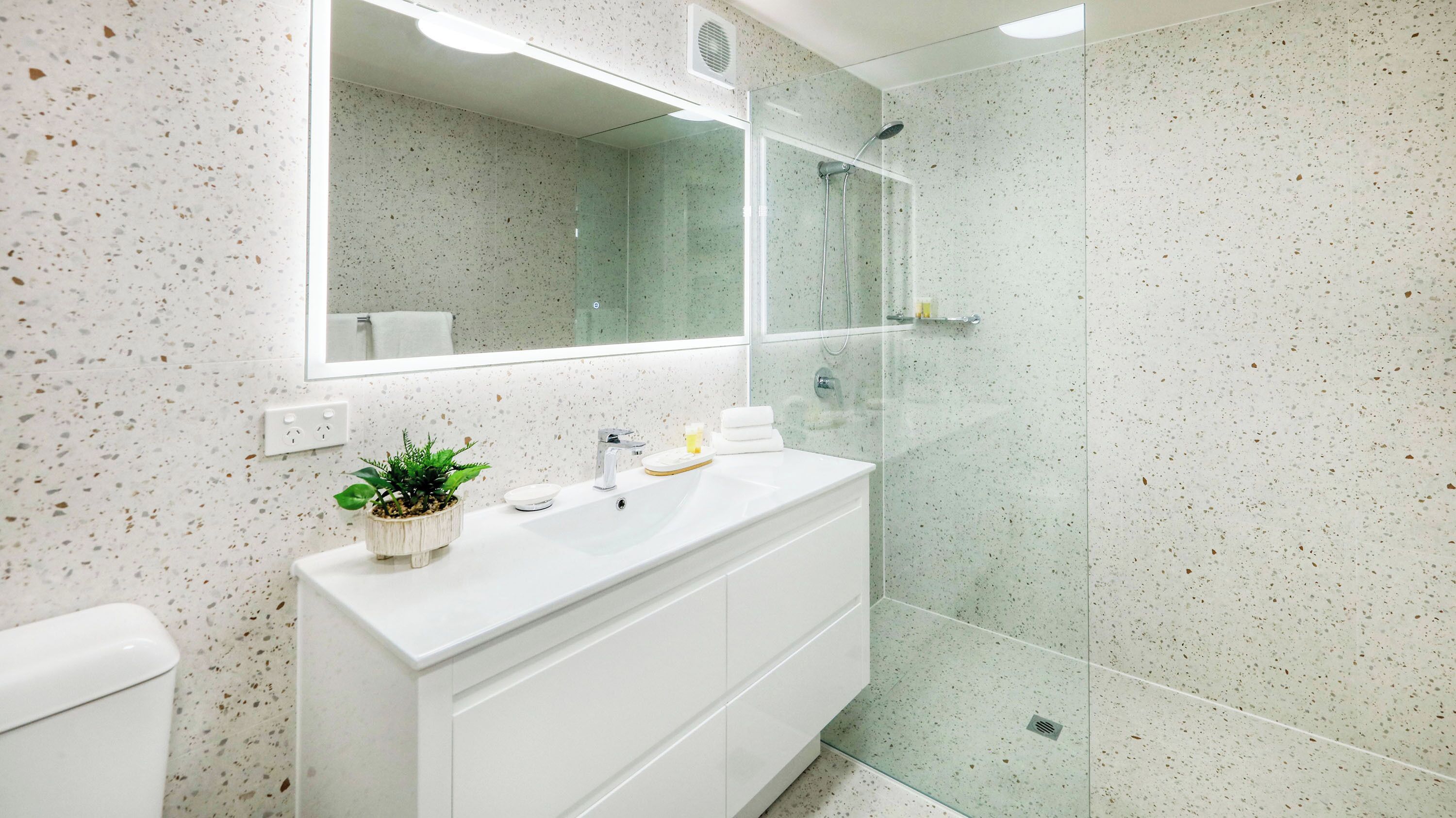 Deluxe Double Room | Bathroom | Shower, rainfall showerhead, free toiletries, hair dryer