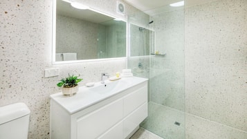 Deluxe Double Room | Bathroom | Shower, rainfall showerhead, free toiletries, hair dryer