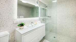 Deluxe Double Room | Bathroom | Shower, rainfall showerhead, free toiletries, hair dryer