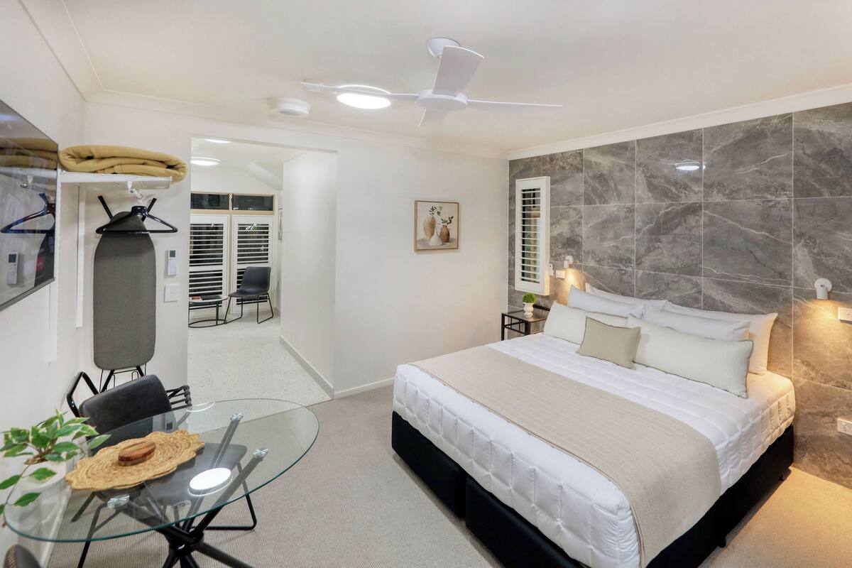 Habitación doble Deluxe | Ropa de cama de alta calidad, cortinas blackout y insonorización 