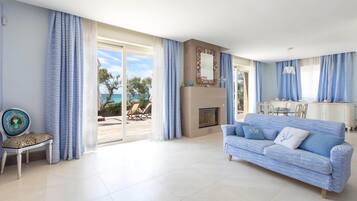 Biệt thự, 3 phòng ngủ | Khu phòng khách | TV màn hình phẳng, lò sưởi