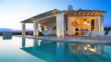 Außenpool (je nach Saison geöffnet), Liegestühle