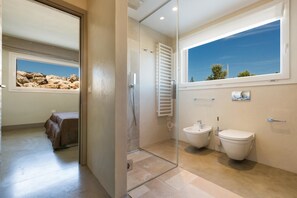 Villa, 4 chambres | Salle de bain | Douche, séchoir à cheveux, bidet