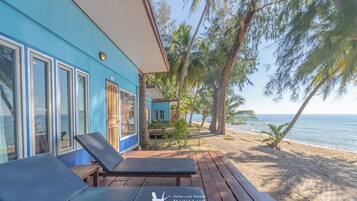 Beach front deluxe with Jacuzzi bathroom | Living area