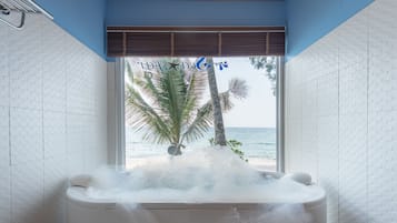 Beach front deluxe with Jacuzzi bathroom | Vue sur la plage/lâocĂ©an