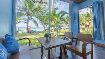 Beach front bungalow | Area keluarga | TV LCD