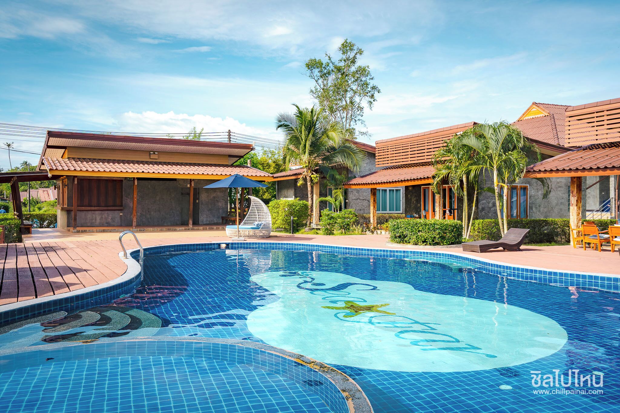 Piscina externa, espreguiçadeiras