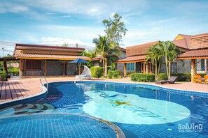 Piscine extérieure, chaises longues