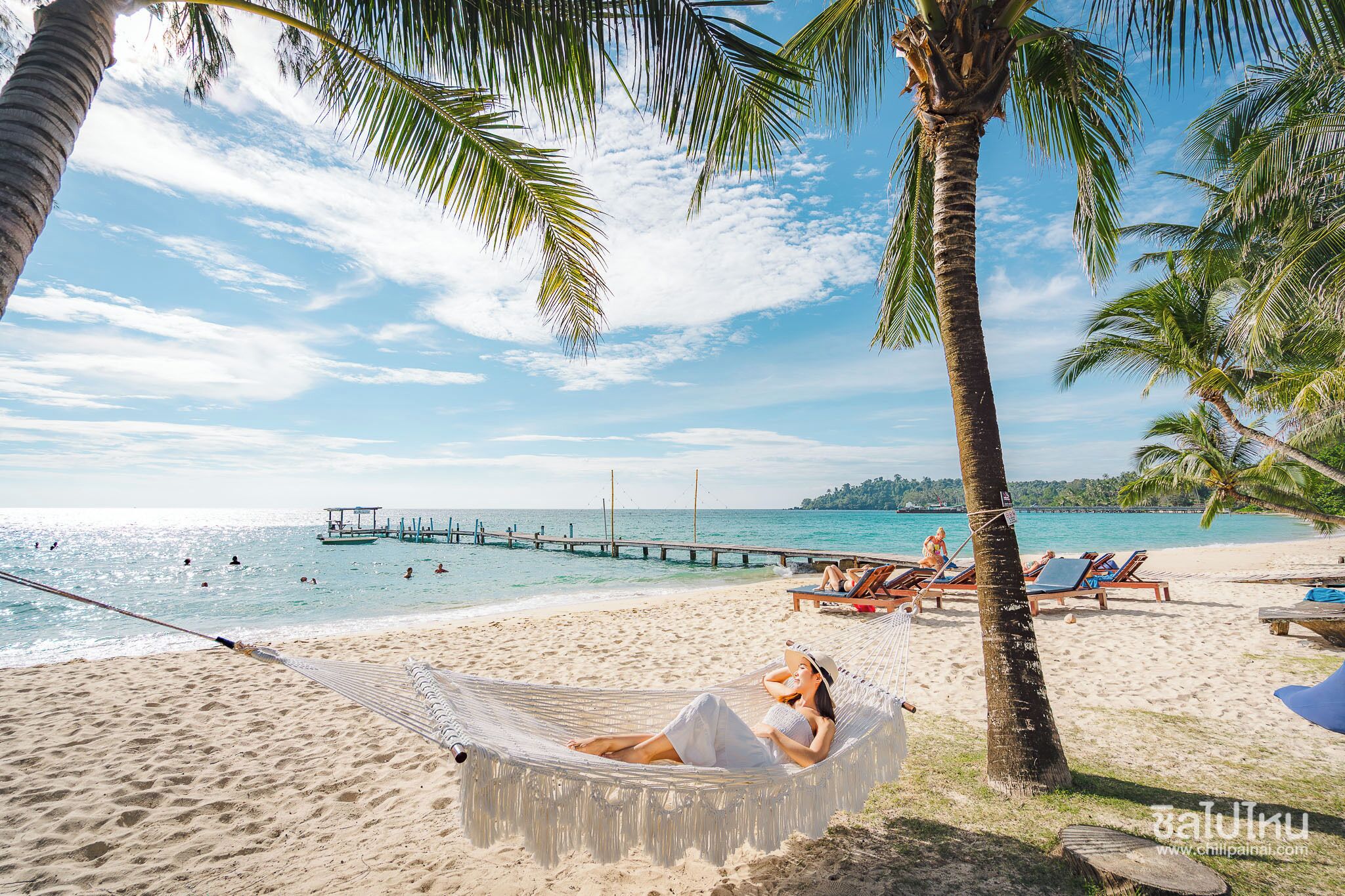 Am Strand, Liegestühle, Sonnenschirme, Strandtücher