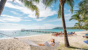 Am Strand, Liegestühle, Sonnenschirme, Strandtücher