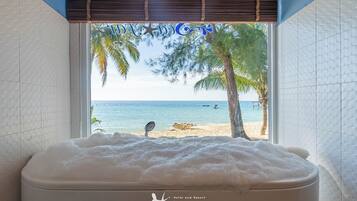 Beach front deluxe with Jacuzzi bathroom | Salle de bain | Douche, articles de toilette gratuits, sĂšche-cheveux