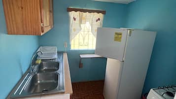 Estúdio standard, 1 cama de casal, para fumantes | Cozinha privada | Geladeira, micro-ondas (mediante solicitação), chaleira elétrica