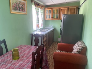 Departamento estándar, 1 cama King size, cocineta, vista al jardín | Cocina privada | Refrigerador, microondas, tetera eléctrica y utensilios de cocina