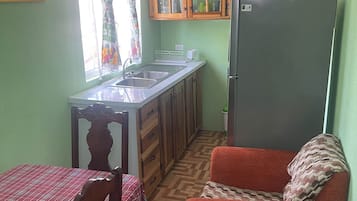 Apartamento standard, 1 cama King, cozinha americana, vista para o jardim | Cozinha privada | Geladeira, micro-ondas (mediante solicitação), chaleira elétrica