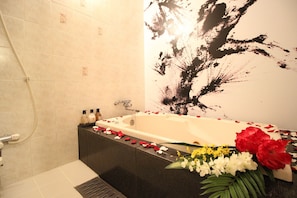 Baignoire et douche séparées, baignoire relaxante profonde