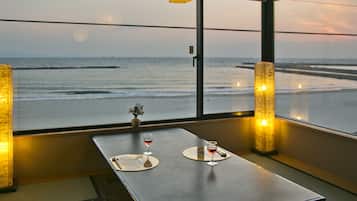 Melayani sarapan dan makan malam