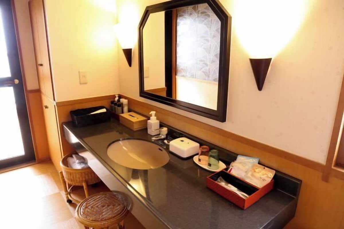 Badkamer | Een bad, een diep bad, gratis toiletartikelen, een haardroger