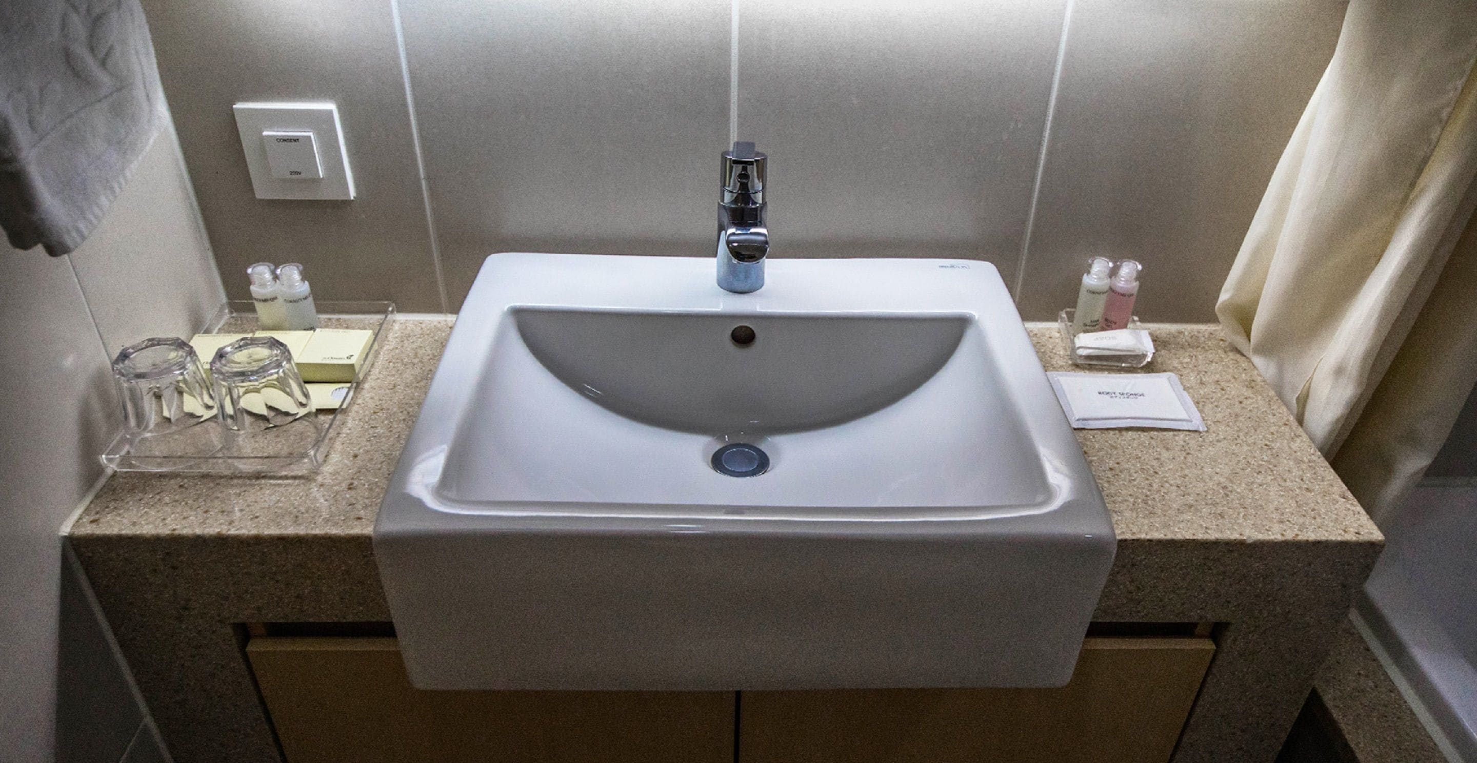 combined shower/bathtub, hair dryer, slippers, bidet