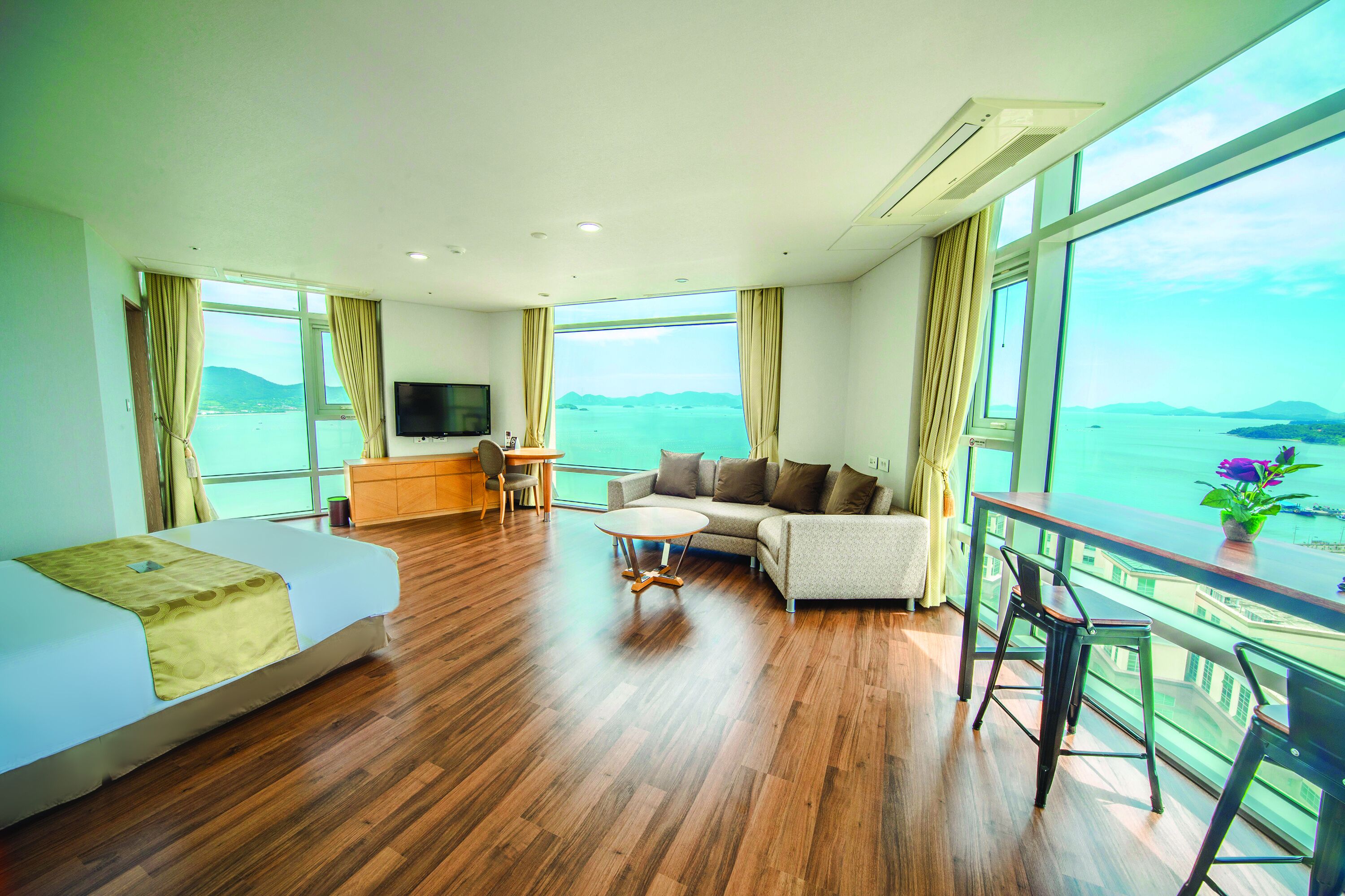 deluxe double room | desk, blackout curtains, iron/ironing board, free wifi