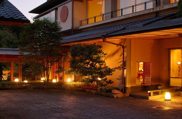 Il s’agit d’un bâtiment traditionnel japonais, caractérisé par une façade en bois, un toit recouvert de tuiles et une entrée bien éclairée.