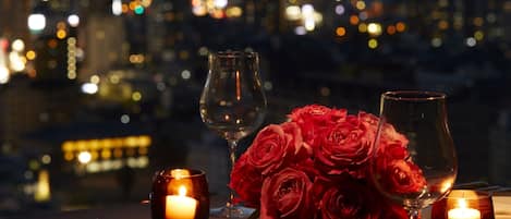 2 restaurantes; se sirven desayunos, almuerzos, cenas y cocina japonesa