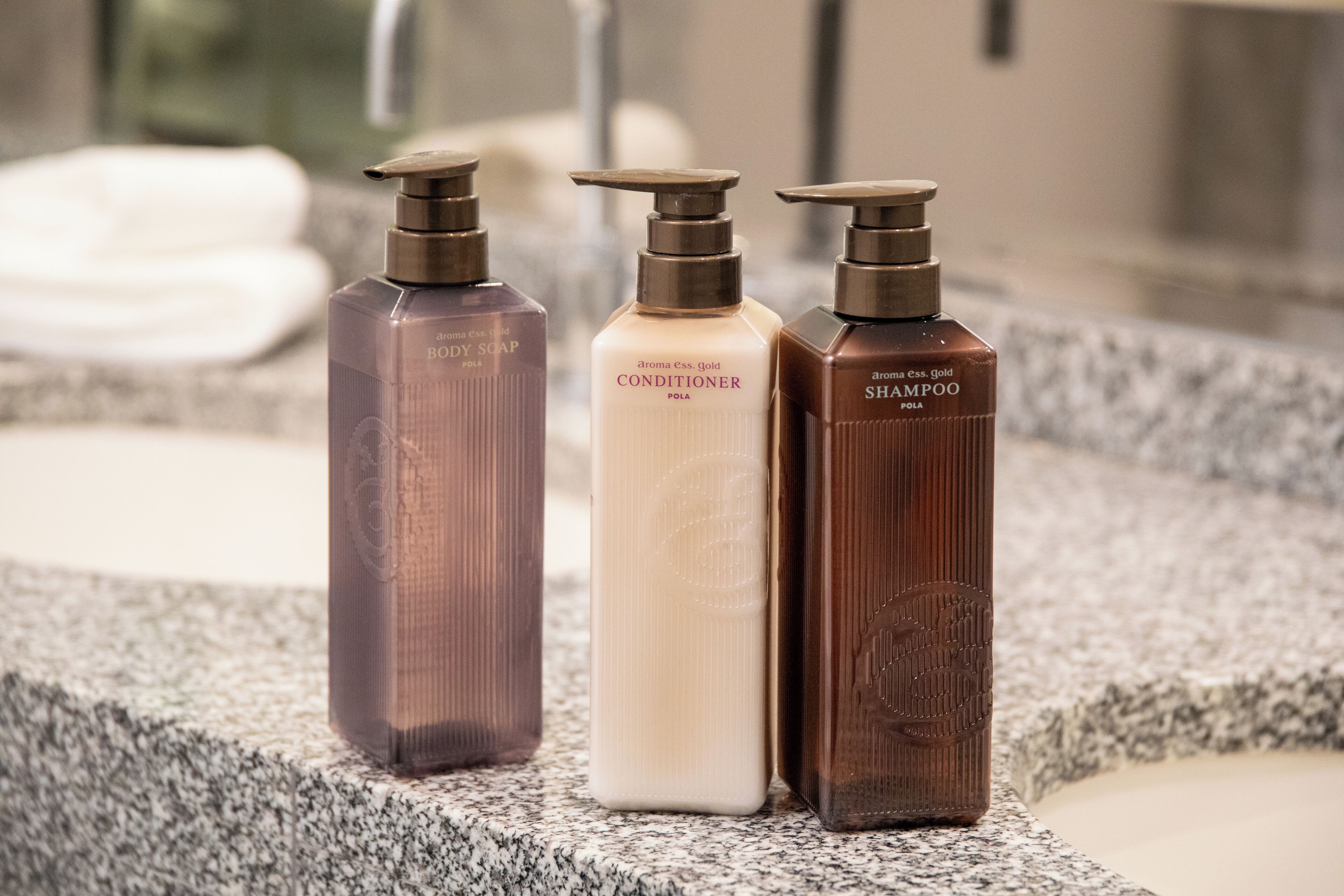 combined shower/bathtub, deep-soaking bathtub, free toiletries