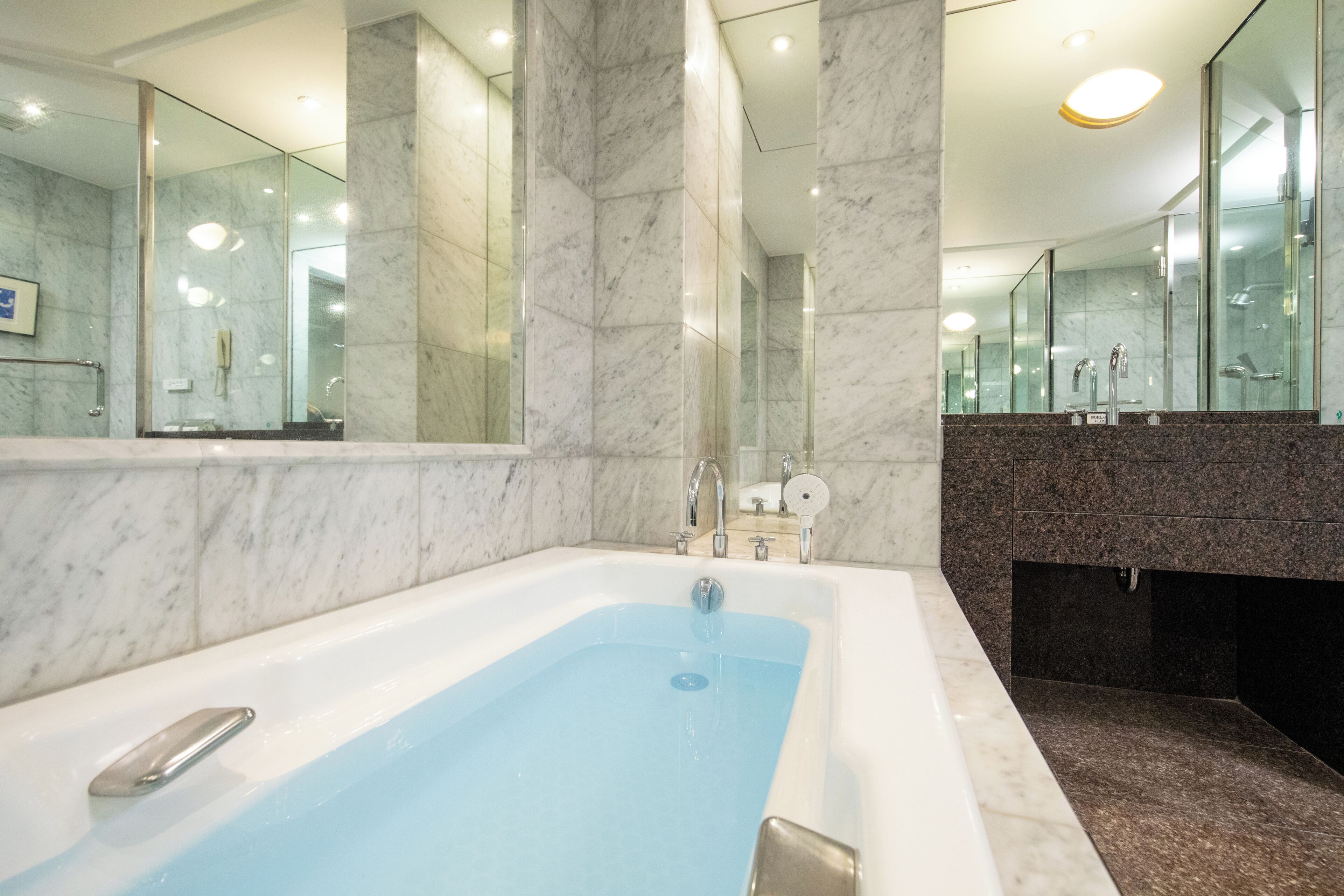 imperial suite, non smoking | bathroom | combined shower/bathtub, deep-soaking bathtub, free toiletries