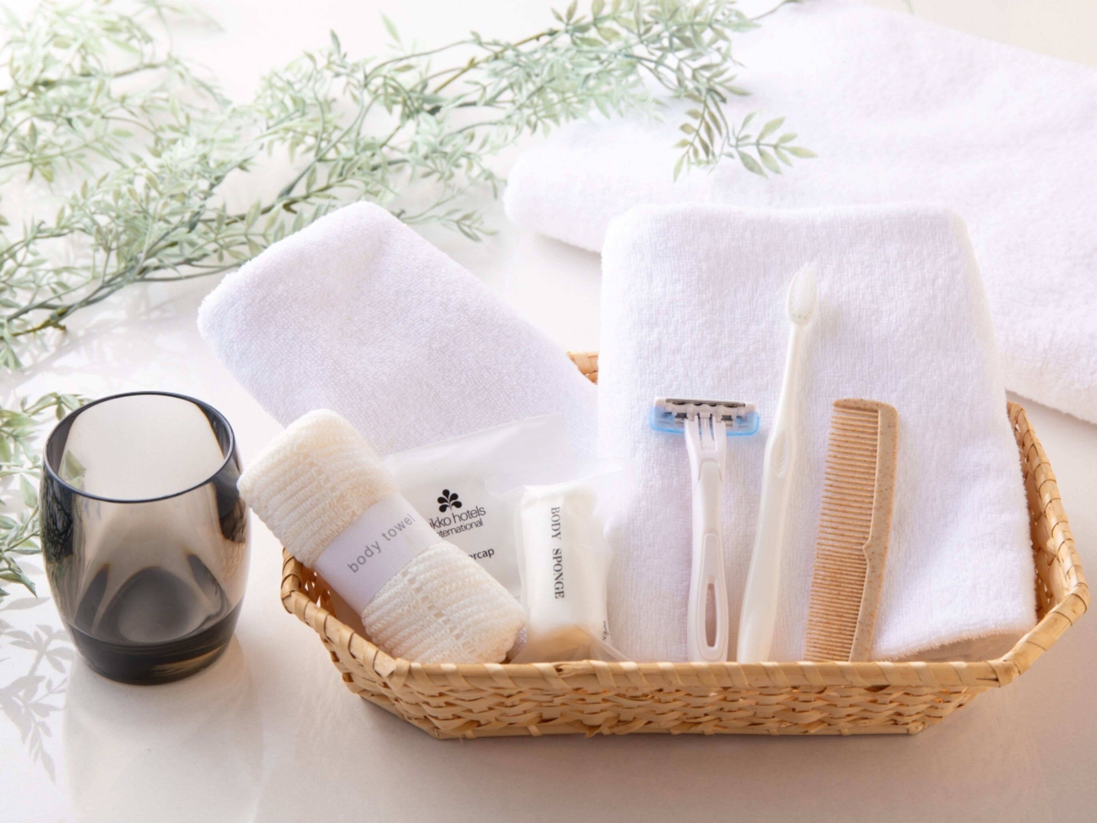 combined shower/bathtub, deep-soaking bathtub, free toiletries