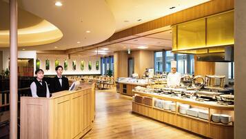 Daily buffet breakfast (JPY 2500 per person)