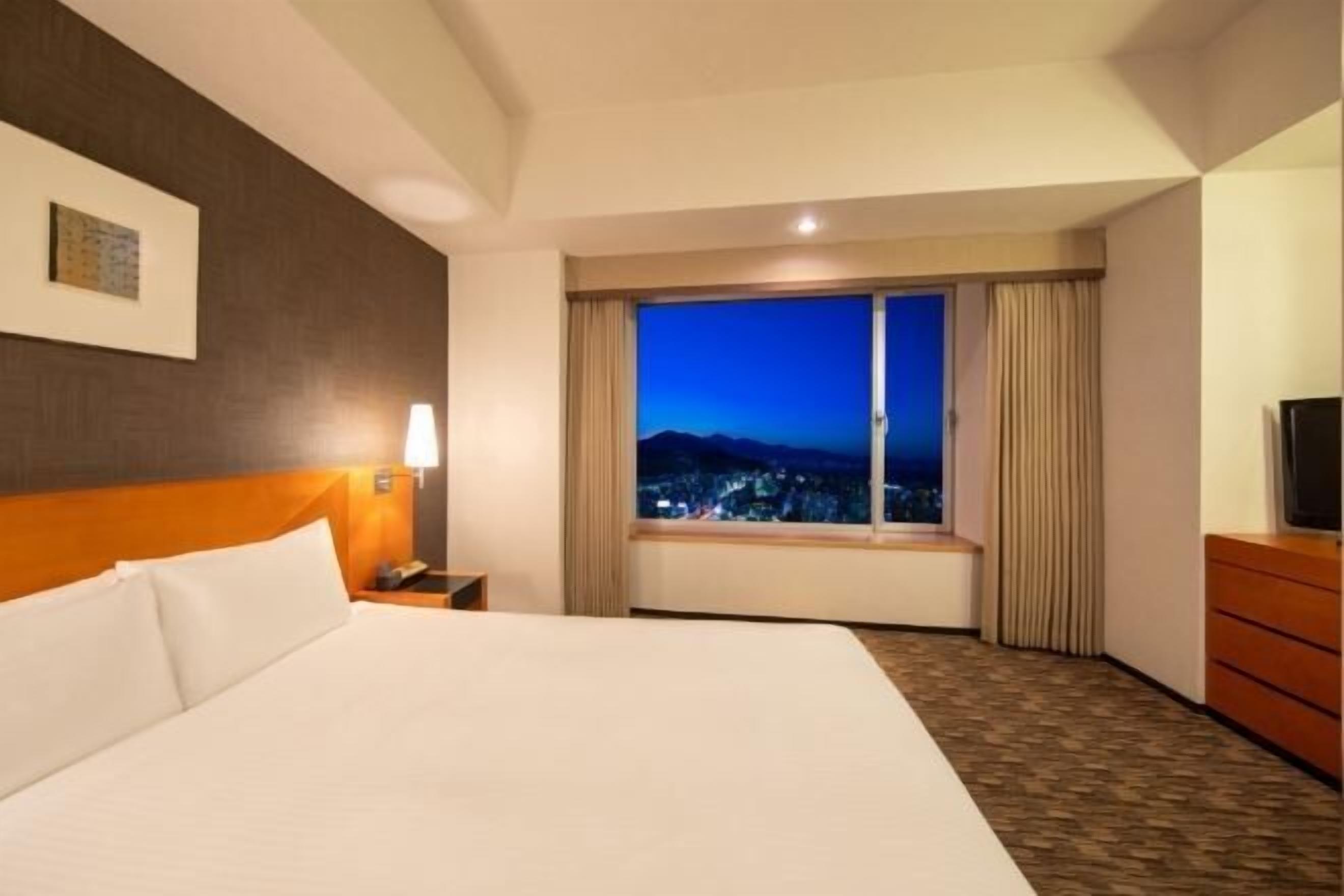 办公桌、熨斗/熨板、免费婴儿床、免费 WiFi